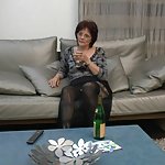 Jefa tetona exige a su empleado que la penetre