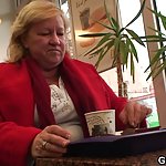 Madre despierta a su hijo para sexo