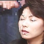 Zorrita asiática pilla a su novio en la ducha y se la chupa