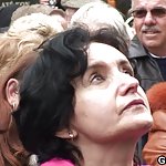Madura de tetas grandes obligada a chupar polla